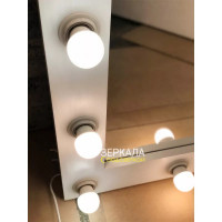 Гримерное зеркало с подсветкой лампами в белой раме 70х100 см